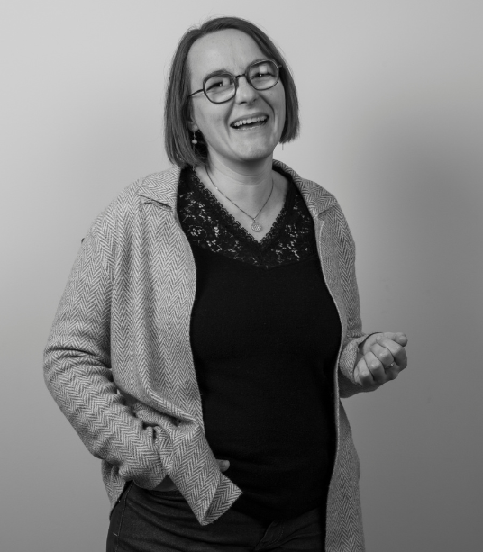 Coralie Bescond Teil, souriante, en gilet gris