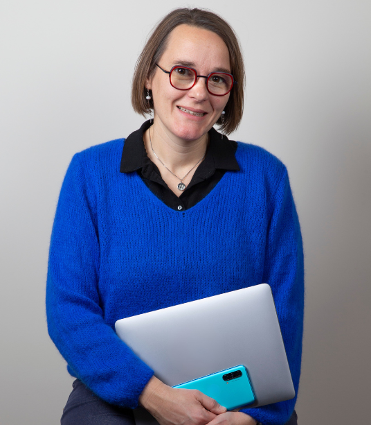 Coralie Bescond Teil avec son ordinateur portable