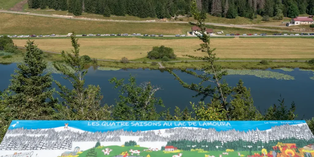 Le lac de Lamoura et la table d’orientation « Les quatre saisons au lac de Lamoura »